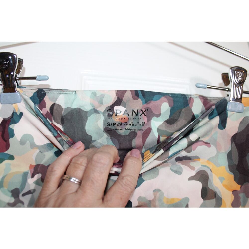 Spanx Booty Boost Active 7/8 Painted Camo Leggings sz S - Picture 4 of 4